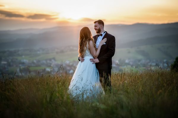 Zachód słońca i romantyczne ujęcie pary młodej, sesja ślubna w Czorsztynie, fotograf ślubny Czorsztyn