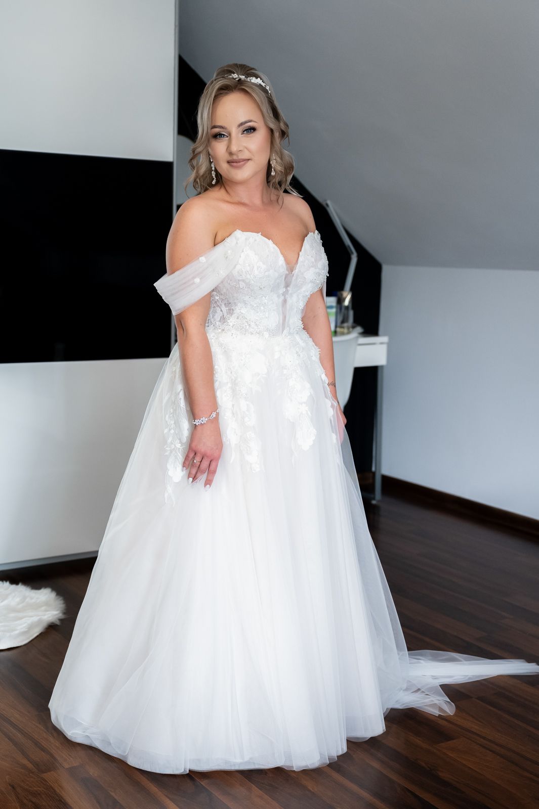 Przygotowania panny młodej w dniu ślubu, suknia ślubna, wesele glamour, fotograf ślubny