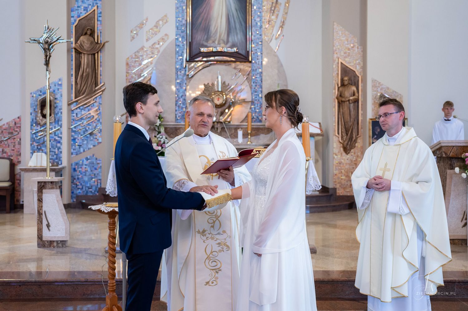 Ceremonia ślubna w kościele, przysięga, naturalne zdjęcia ślubne Ropczyce i okolice