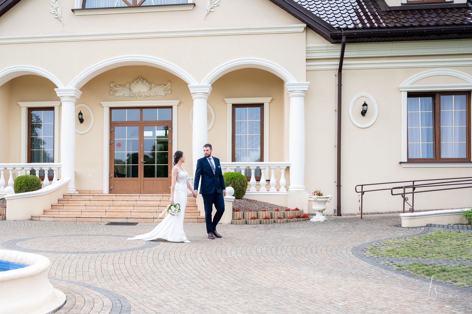 Naturalna sesja ślubna na tle architektury Domu Weselnego Janowice, sesja w plenerze Janowice