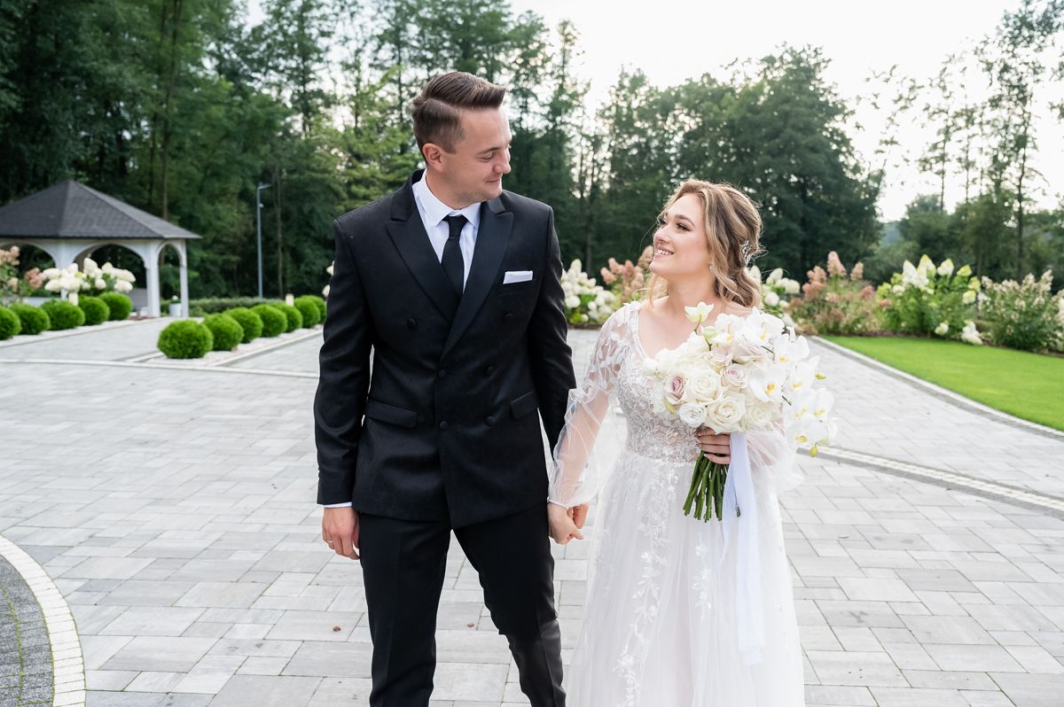 Spontaniczna mini sesja tuż po ceremonii, fotograf ślubny Szarwark