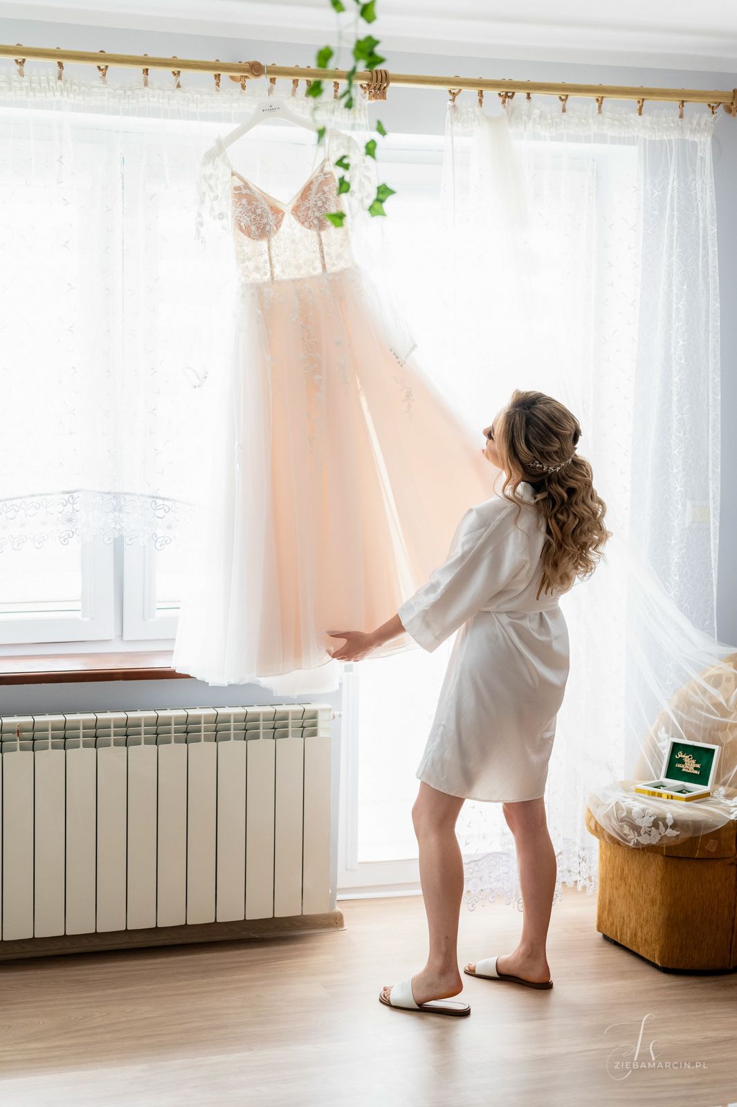 Podczas przygotowań u panny młodej, fotograf ślubny Dąbrowa Tarnowska