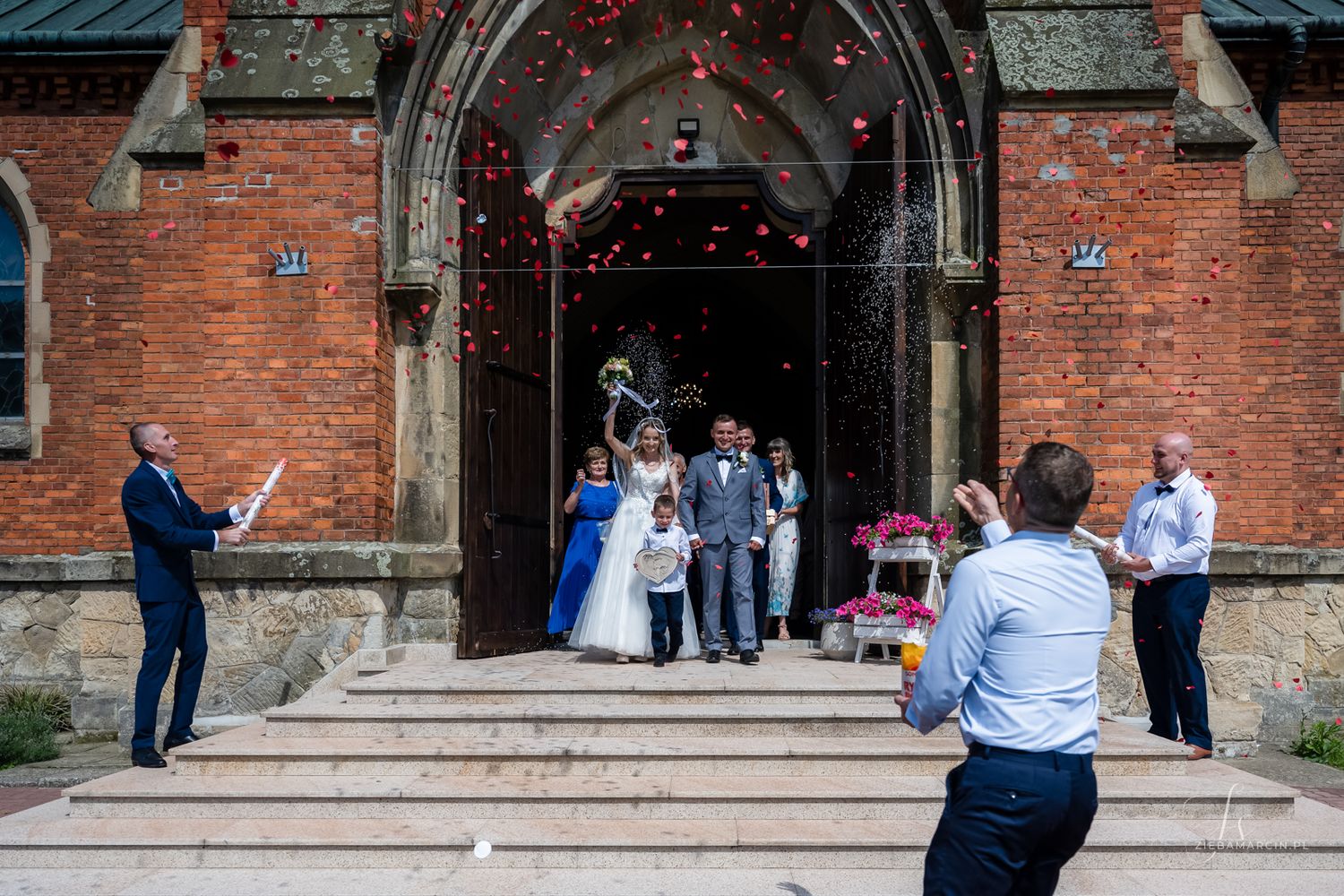 Ceremonia ślubna w kościele, wyjście z kościoła, ryż, konfetti, fotograf ślubny Dębica
