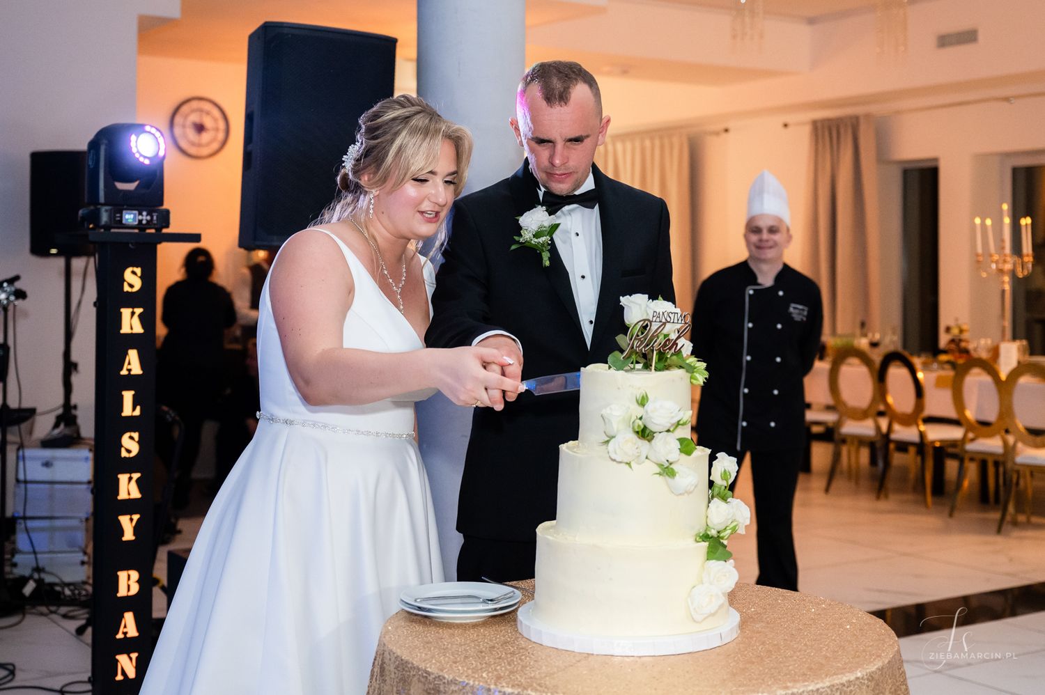 Wspólne krojenie tortu weselnego, fotograf ślubny Michałowice