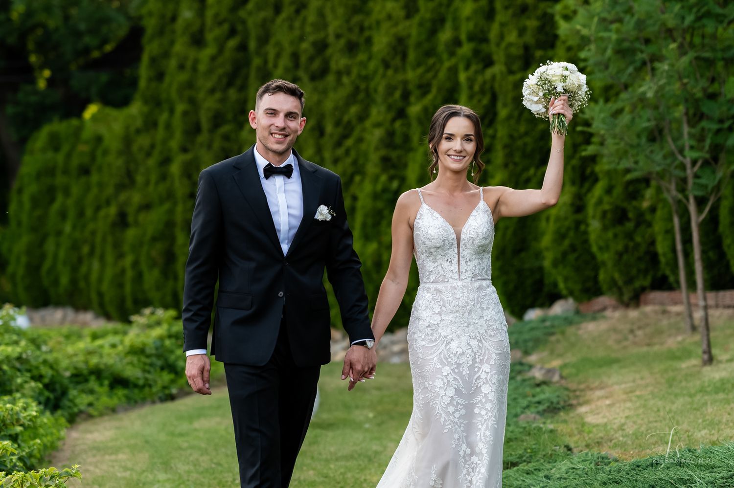 Uśmiech na twarzy pary młodej, sesja w ogrodzie, fotograf ślubny Jodłowa