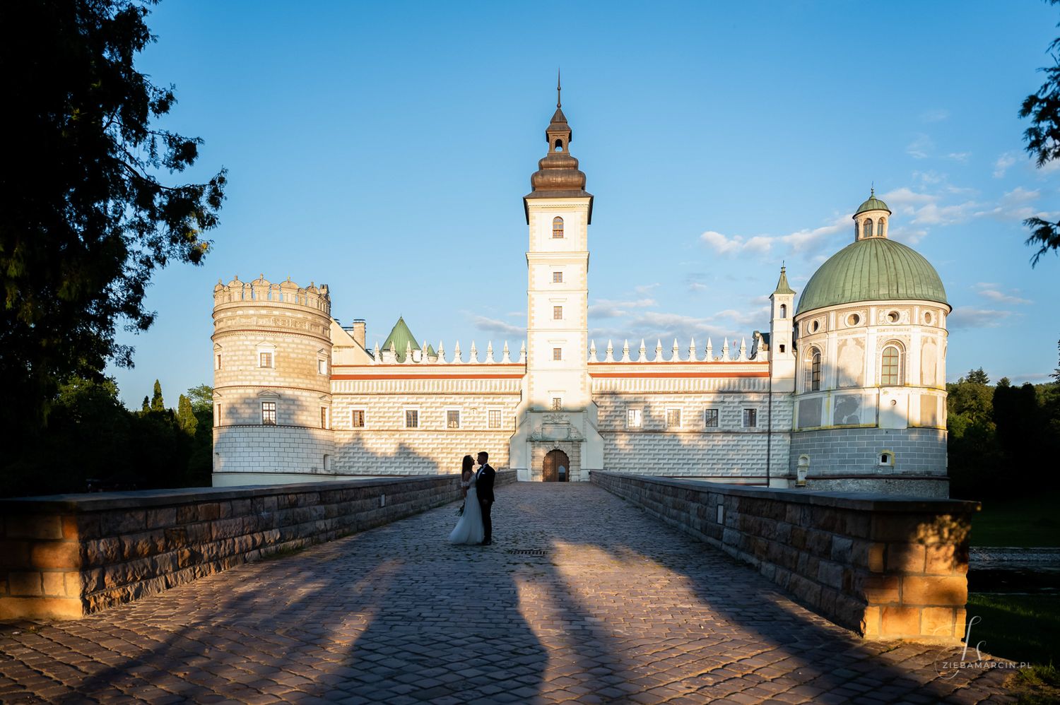 Na tle zamku w Krasiczynie, sesja ślubna o zachodzie słońca