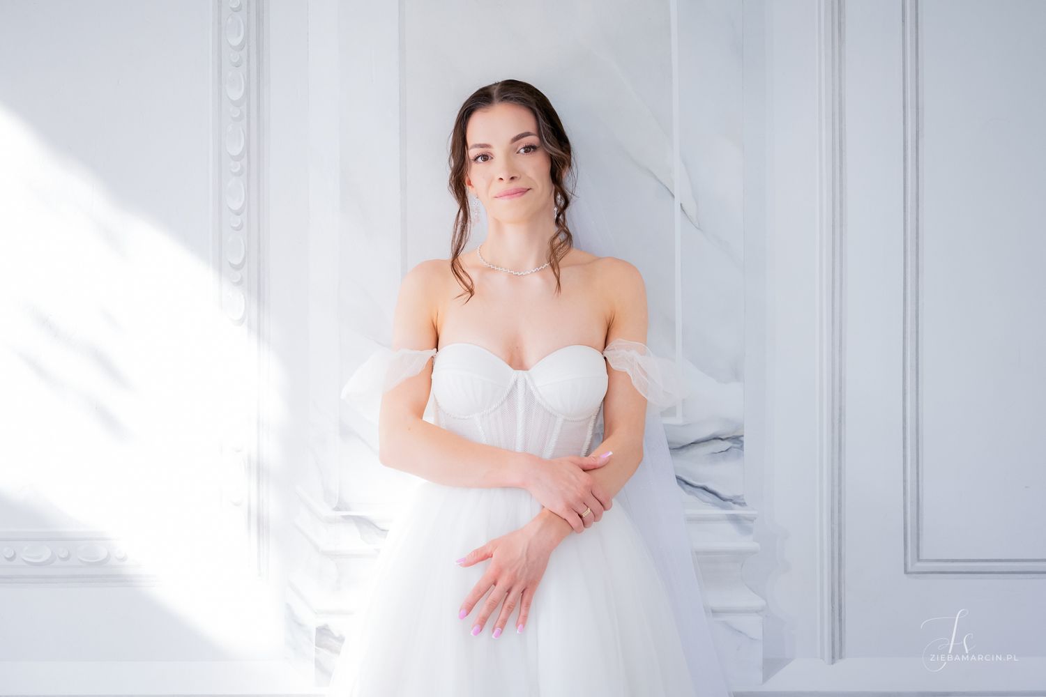 Sesja ślubna w stylu glamour, portret panny młodej na światłocieniu,  naturalna fotografia ślubna Staszów