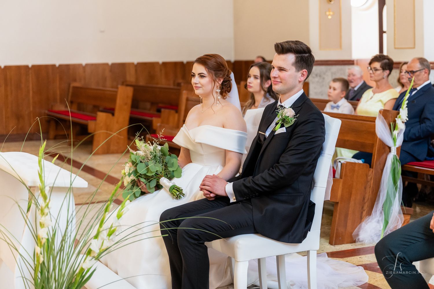 Para młoda podczas ceremonii ślubnej w kościele, fotograf ślubny Dębica