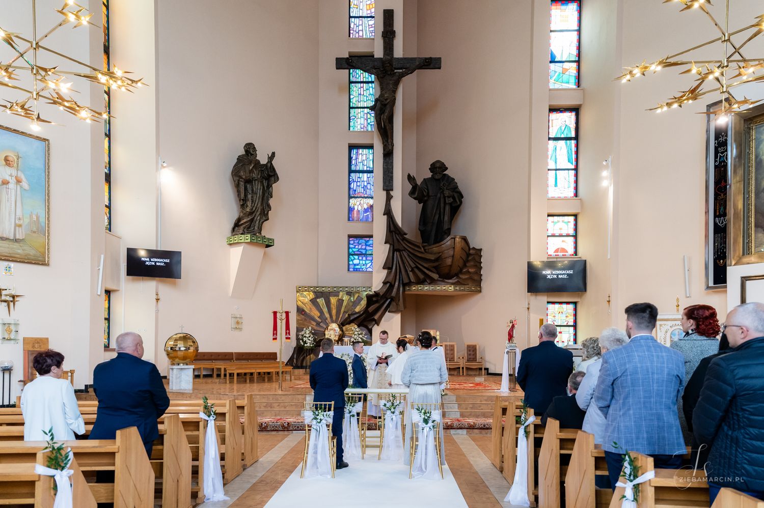 Ceremonia ślubna w Parafii św. Piotra Apostoła i św. Jana z Dukli w Krośnie, naturalne zdjęcia ślubne w Krośnie