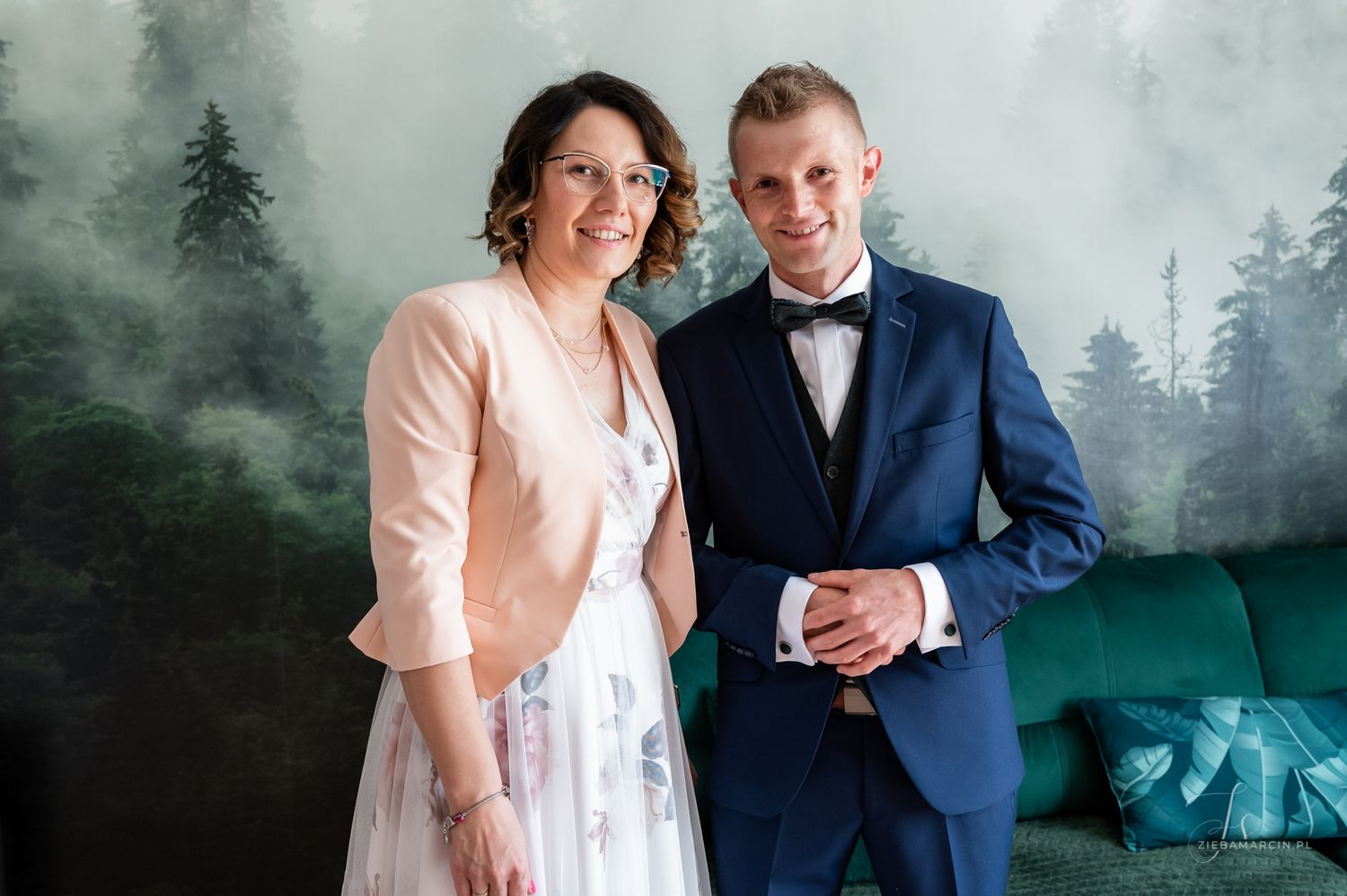 Przygotowania ślubne u pana młodego ze siostrą, fotograf na wesele Brzostek