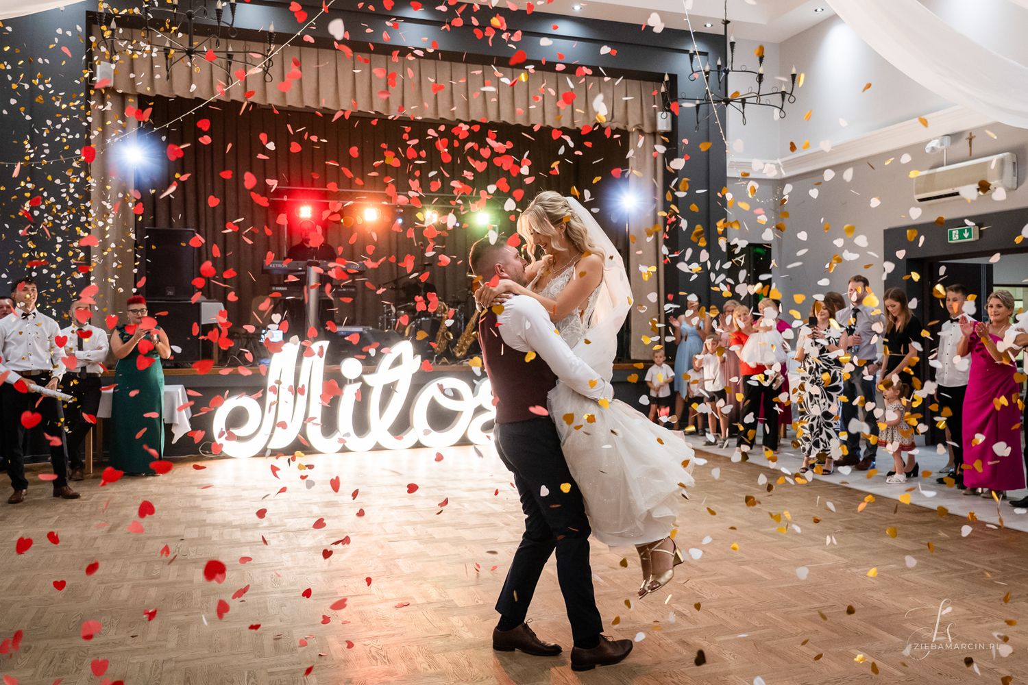 Wzruszający pierwszy taniec pary młodej, fotograf ślubny Krosno