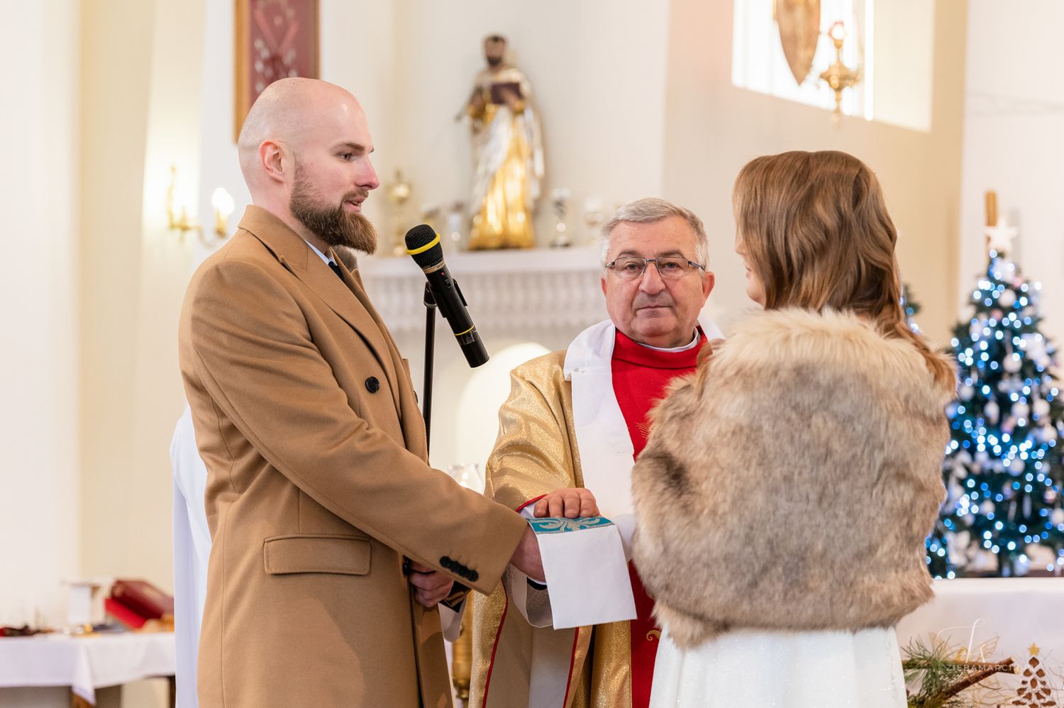 Para młoda patrząca sobie w oczy podczas przysięgi, fotografia ślubna Tuchów