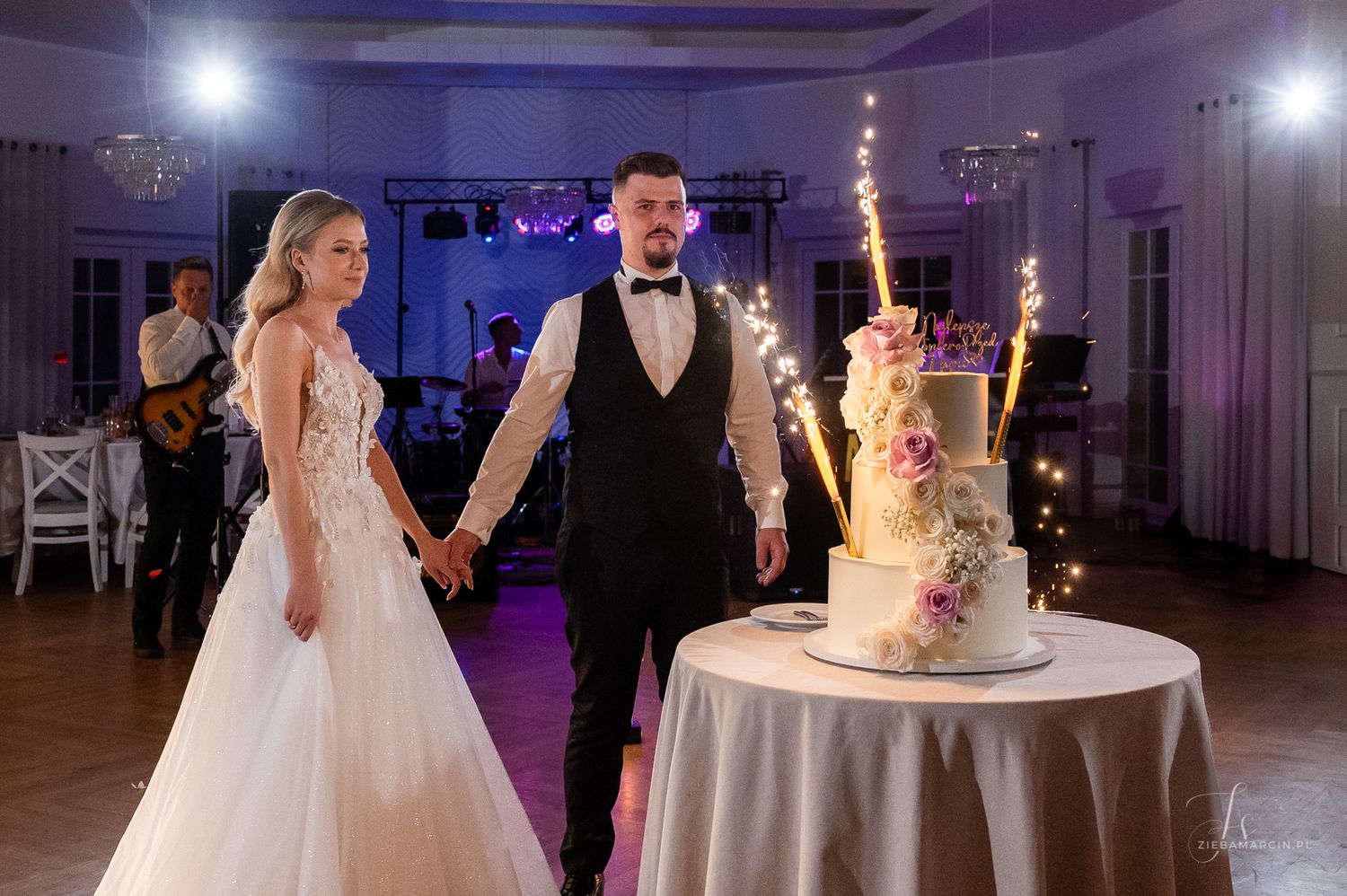Tort weselny i nowożeńcy, fotograf ślubny Tarnów