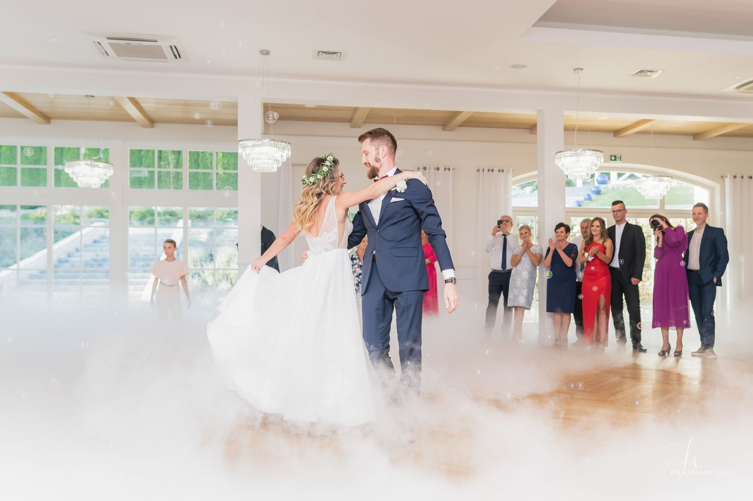 Taniec pary młodej wśród gości, reportaż ślubny Jodłowa