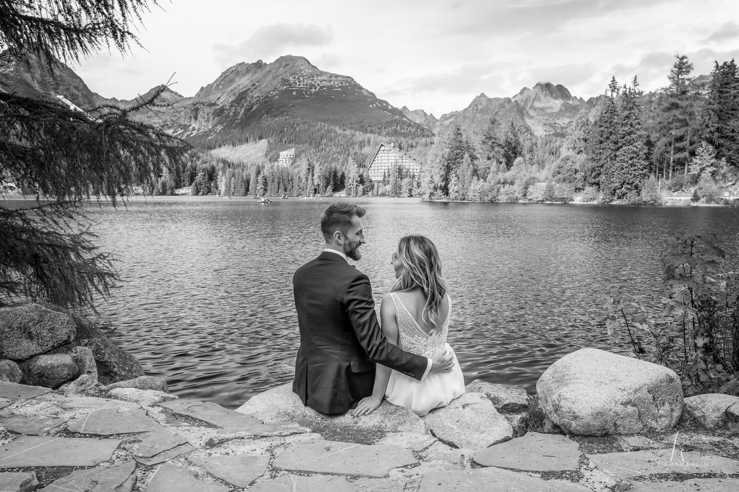 Zagraniczna sesja plenerowa pary młodej nad Szczyrbskim Jeziorem, fotograf Zakopane