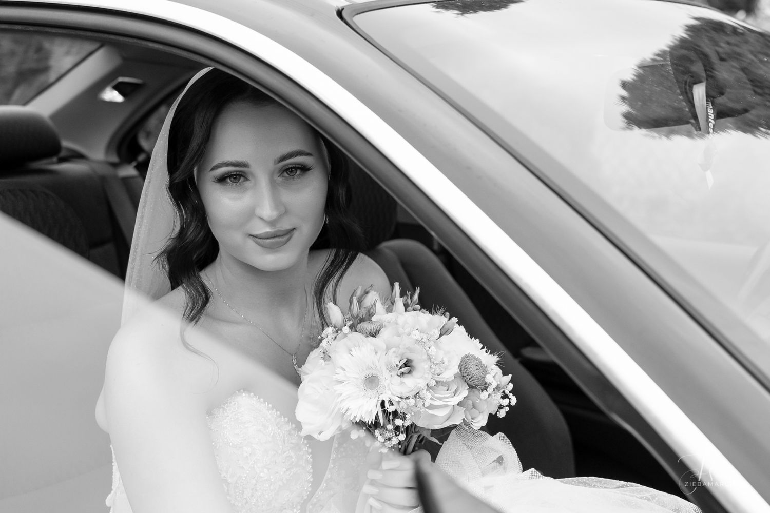 Panna Młoda z bukietem ślubnym, fotograf ślubny Pilzno