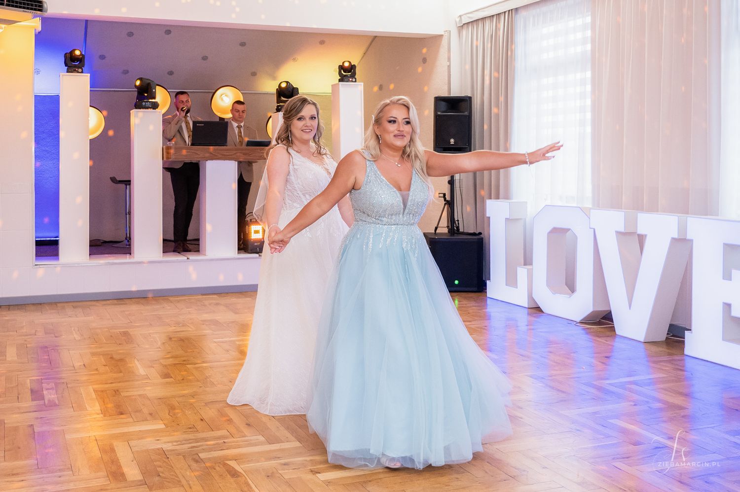 Zabawa weselna na parkiecie z DJ-em, fotografia ślubna Dębica