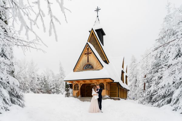 Zimowa sesja ślubna w miejscowości Ząb, piękne ośnieżone krajobrazy, fotograf ślubny Zakopane