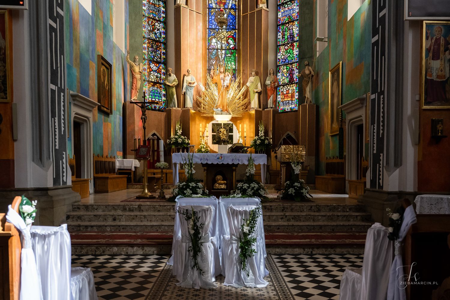 Dekoracje kościoła przed ceremonią ślubną, Rzeszów naturalna fotografia ślubna