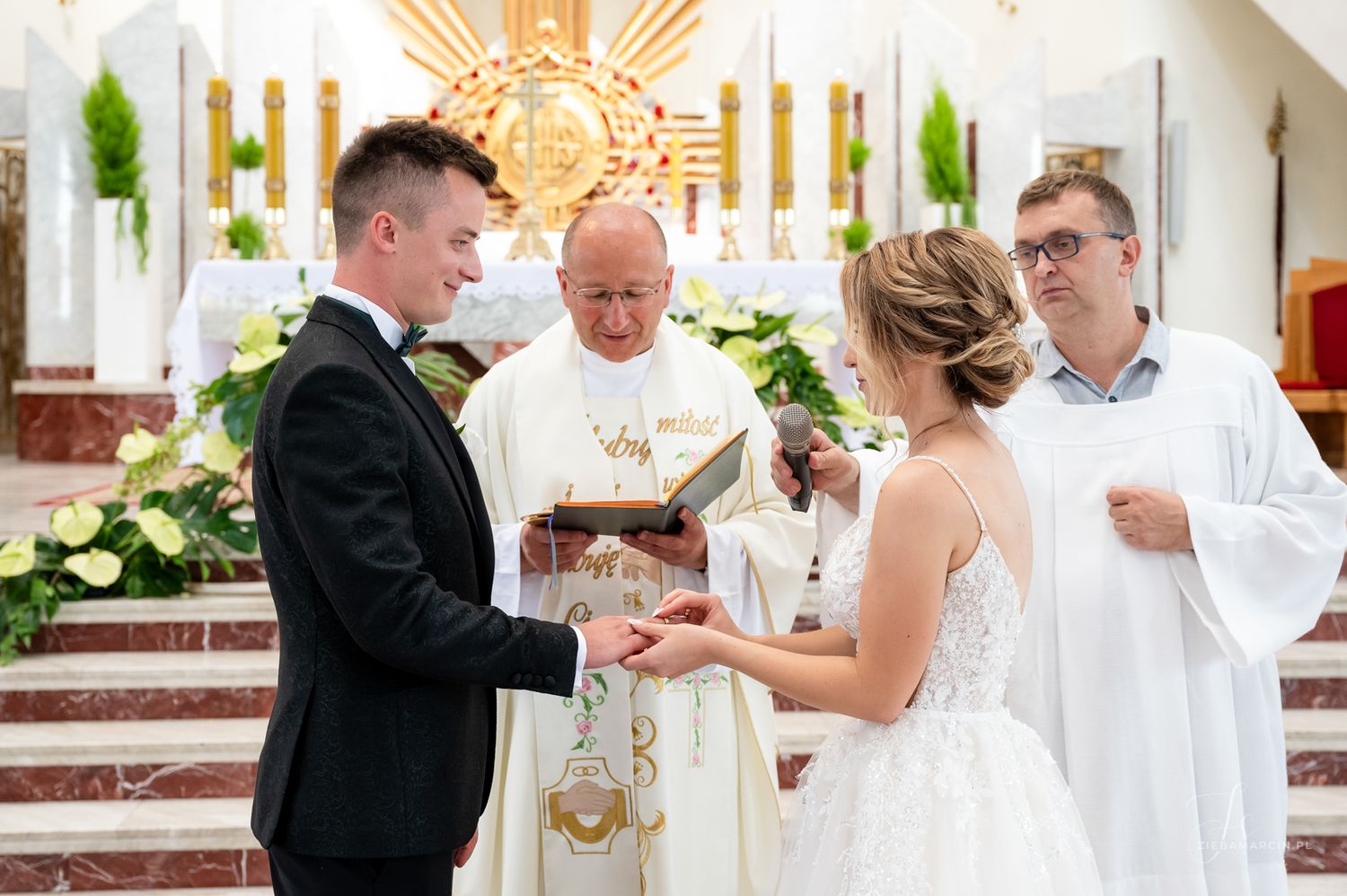 Uśmiech pary młodej w chwili wymiany obrączek, fotograf ślubny Dębica