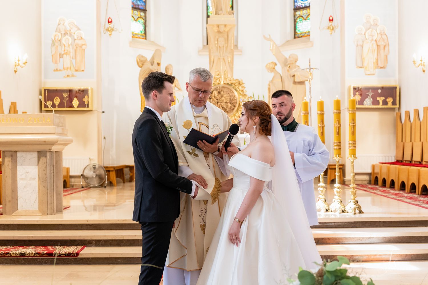 Para młoda przed ołtarzem, fotograf ślubny Straszęcin