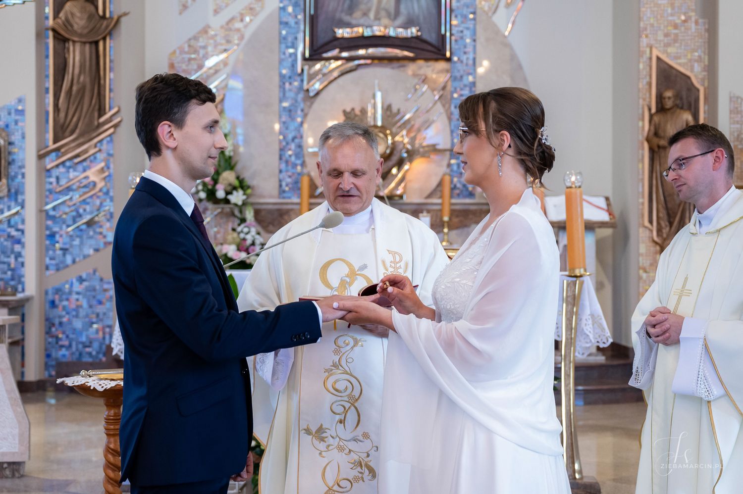 Moment zakładania obrączek na palec, reportaż ślubny Sędziszów Małopolski