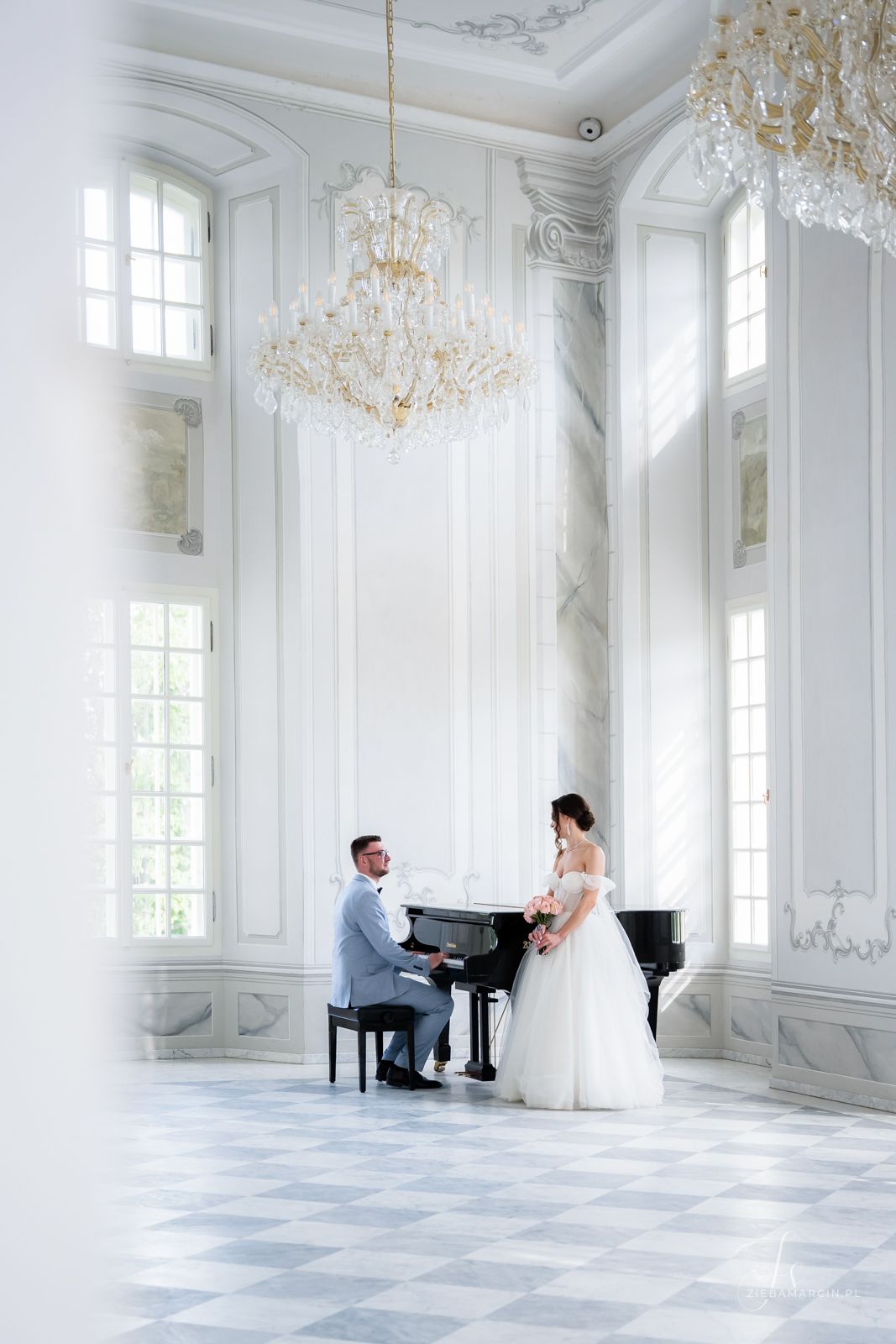 Plener ślubny w sali balowej, fotografia ślubna glamour Tarnobrzeg