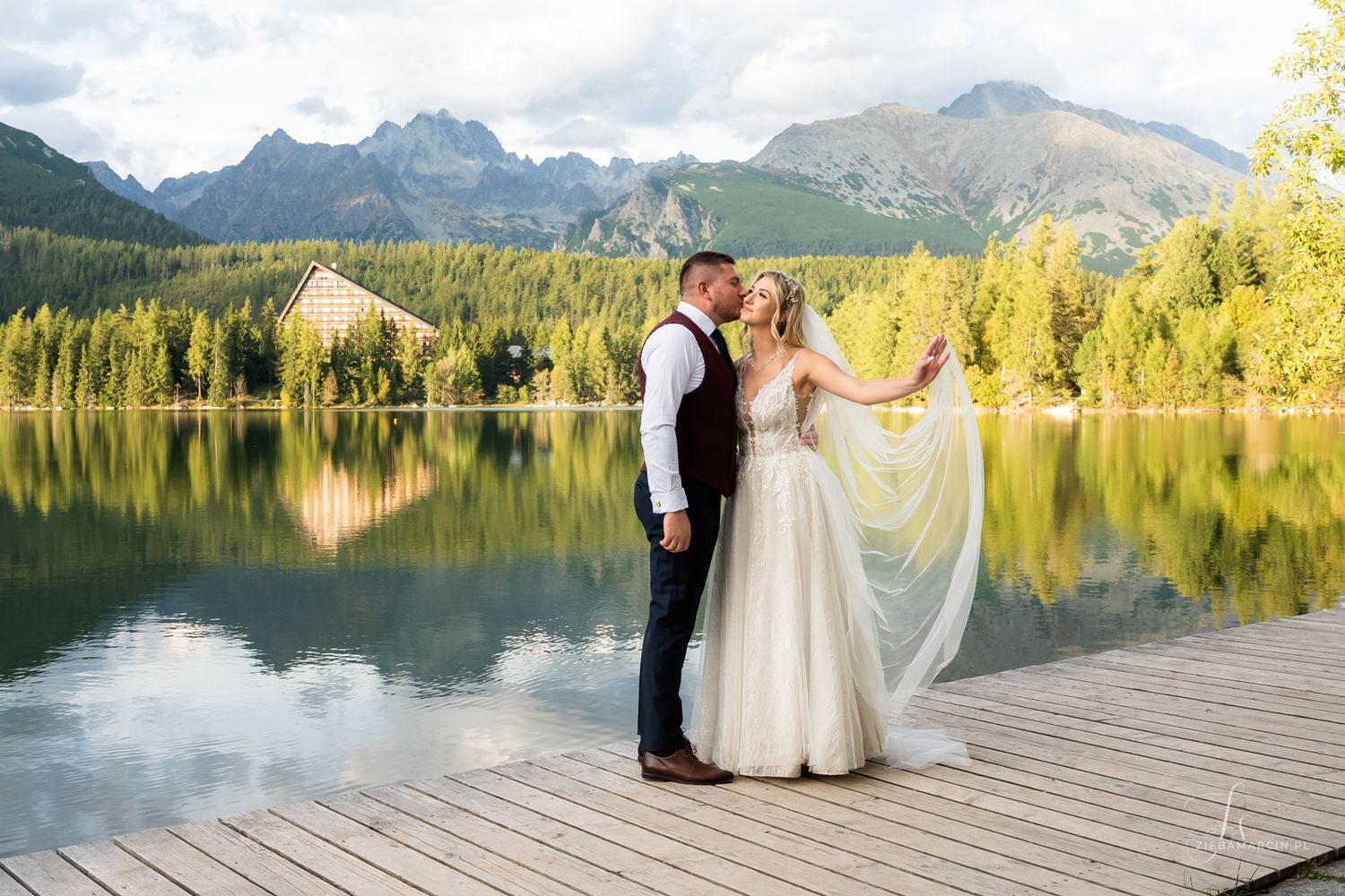 Sesja ślubna za granicą, sesja ślubna na Słowacji, Szczyrbskie Jezioro idealne miejsce na sesję z widokiem na Tatry, fotograf ślubny Tatry