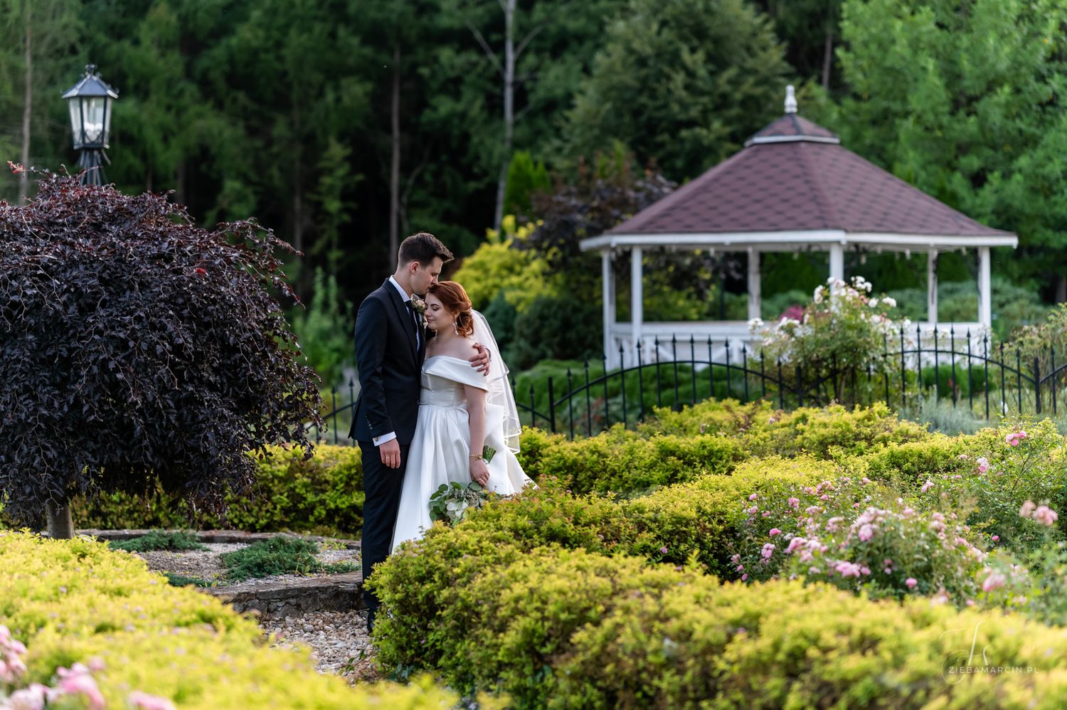 Romantyczne ujęcia w dniu ślubu, sesja plenerowa w ogrodzie, fotograf ślubny Ropczyce