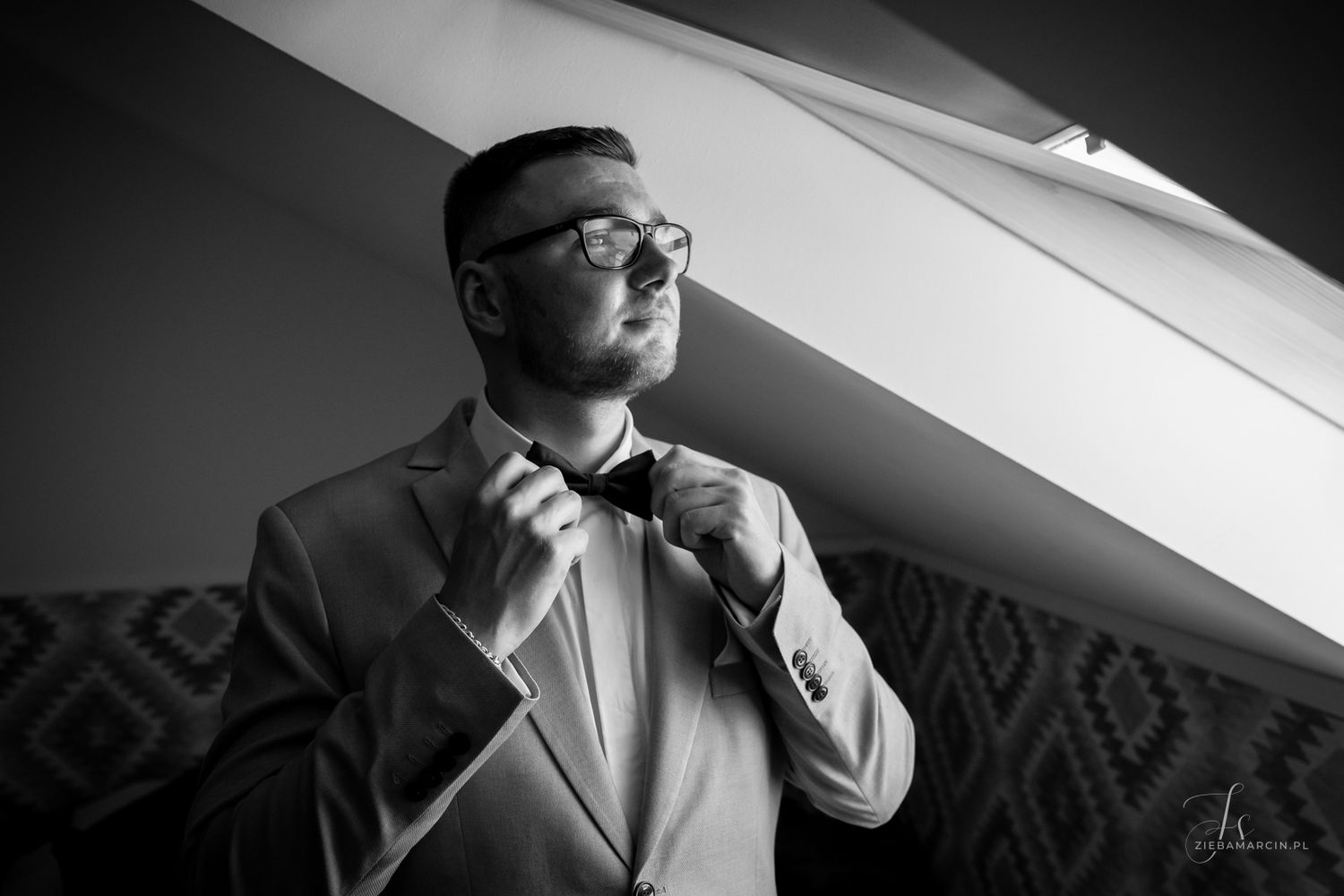 Portret pana młodego, przygotowania ślubne Na Wzgórzu w Grudnej Górnej, sala weselna Grudna Górna