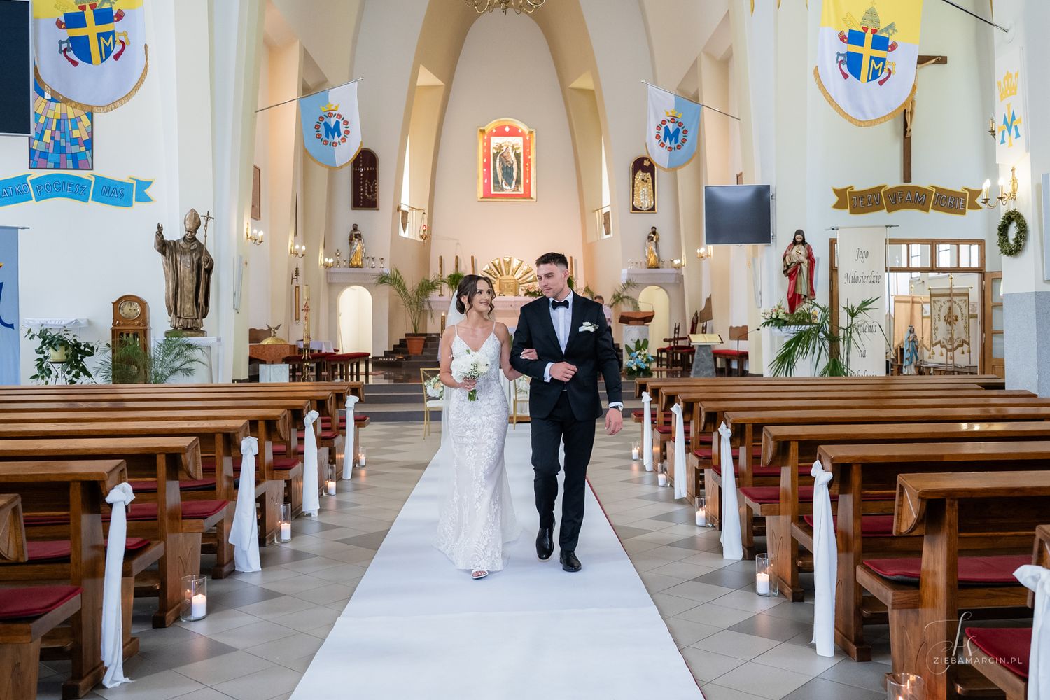 Wyjście pary młodej z kościoła, fotograf ślubny Kołaczyce