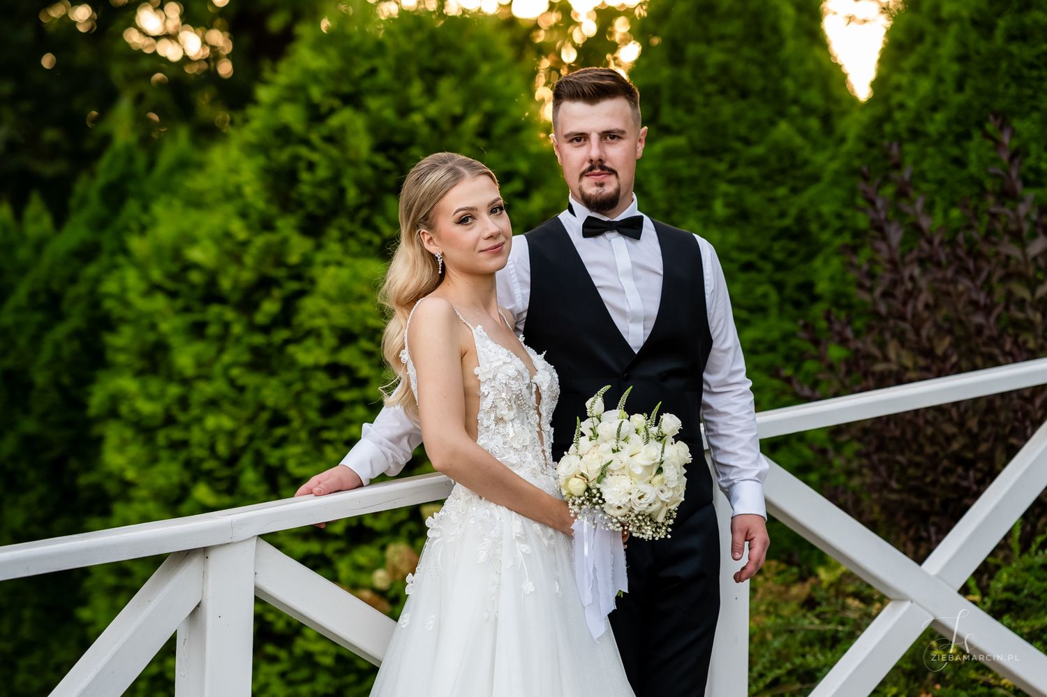 Sesja plenerowa o zachodzie słońca w ogrodzie, sesja w dniu ślubu Jodłowa