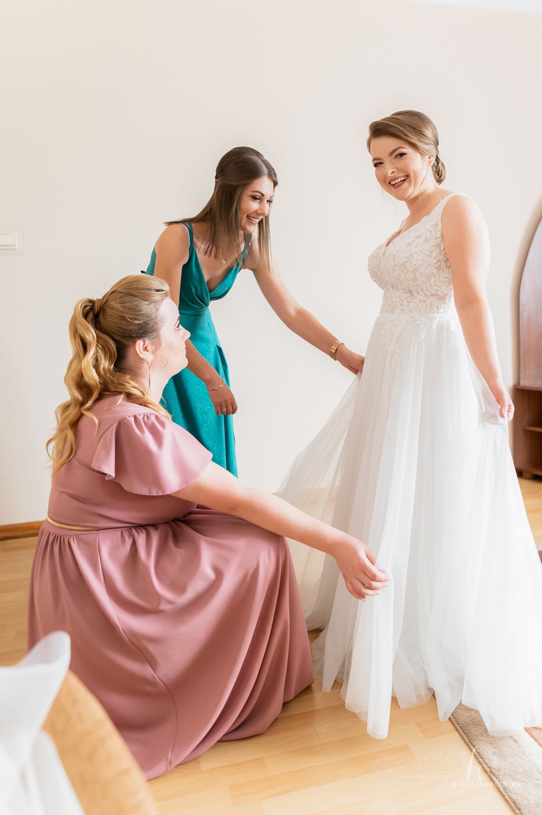 Przygotowania w kobiecym gronie przed ceremonią, fotografia ślubna Głogów Małopolski