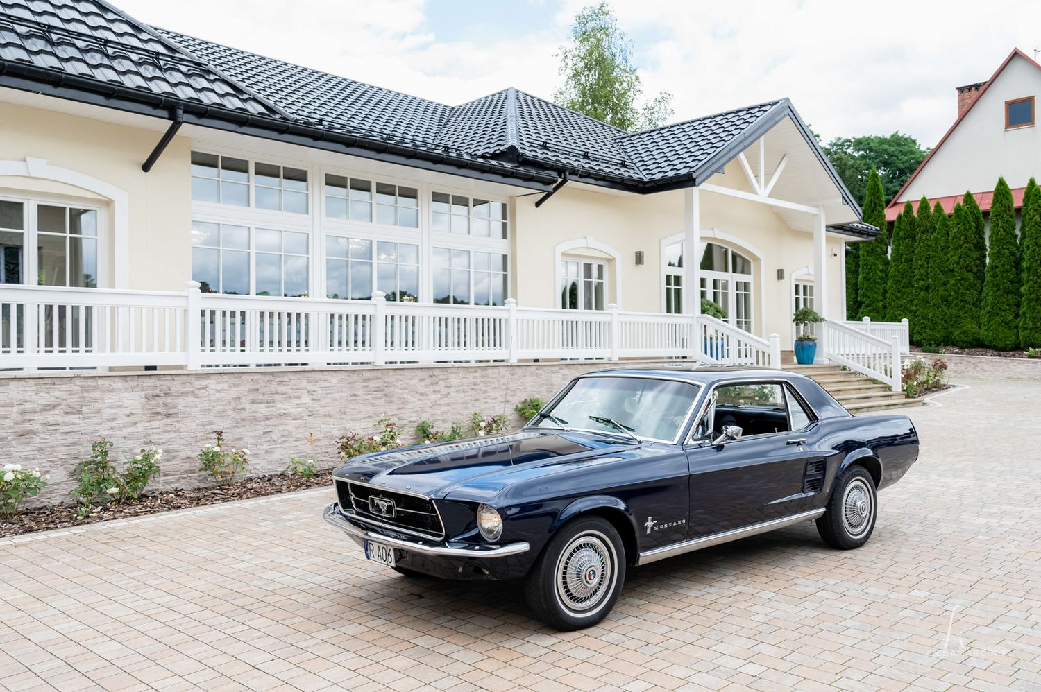 Zabytkowy mustang do ślubu obok sali weselnej, reportaż ślubny Jodłowa
