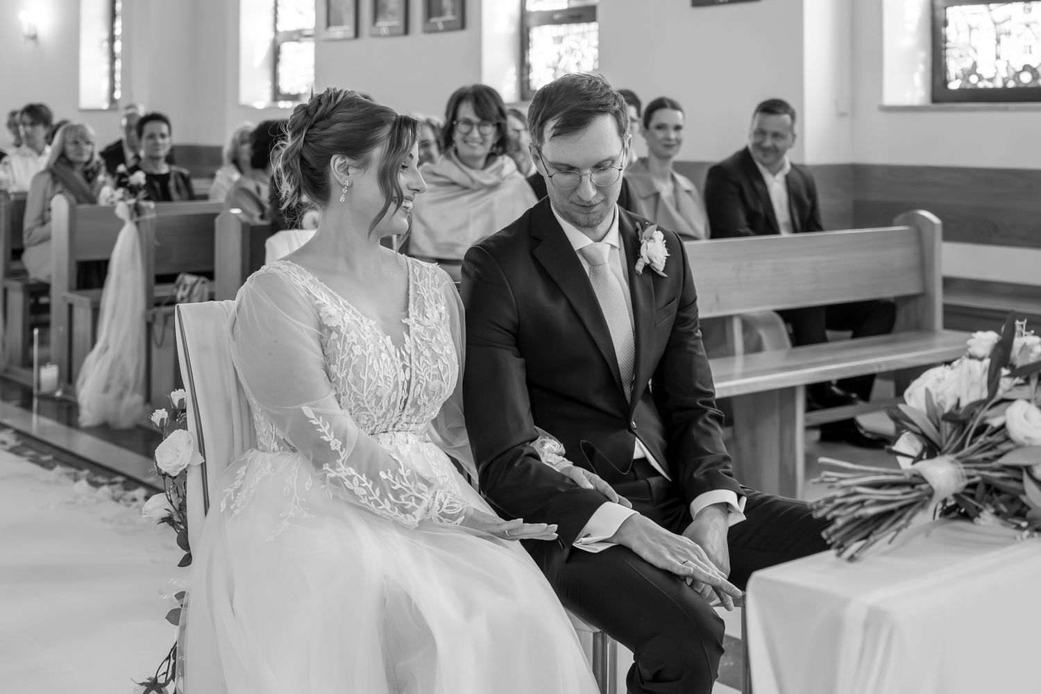 Nowożeńcy podziwiają obrączki na swoich dłoniach, ceremonia ślubna Rzeszów