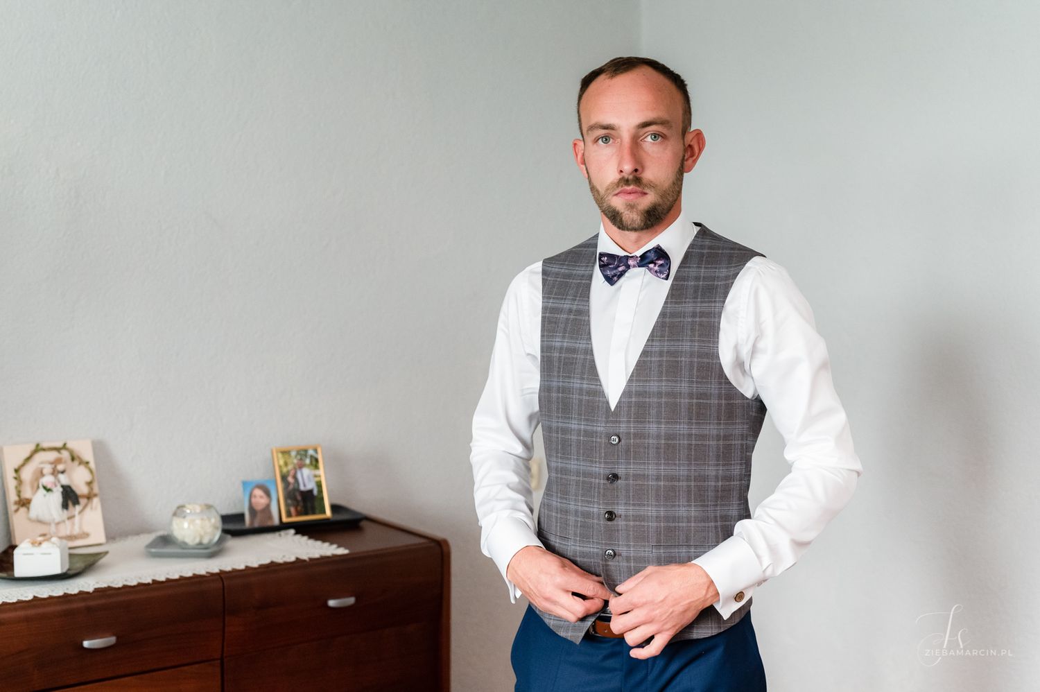 Przygotowania pana młodego, fotografia ślubna Stary Sącz