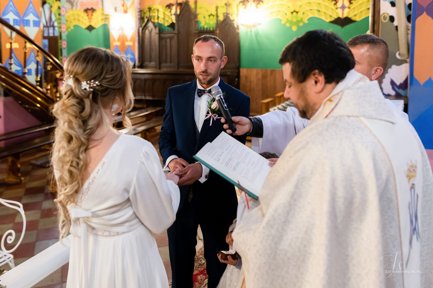 Obrączki na palcach nowożeńców podczas ceremonii, fotograf ślubny Przeczyca