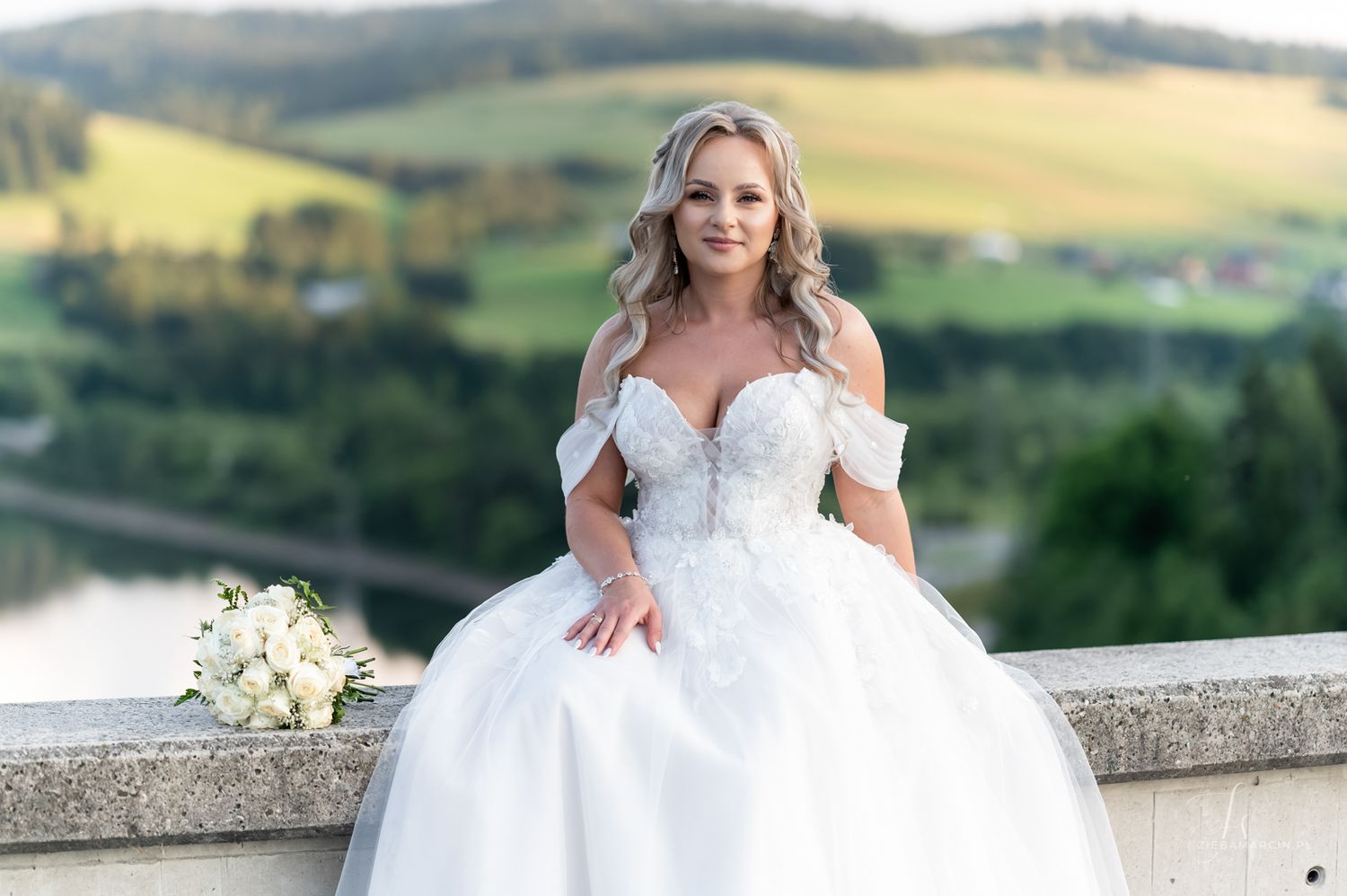 Panna młoda, sesja ślubna na zaporze wodnej, fotograf ślubny Niedzica