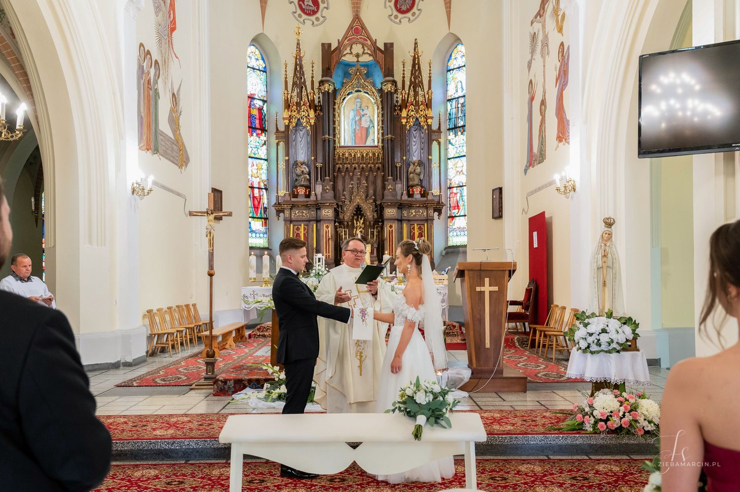 Para młoda przed ołtarzem, fotograf ślubny Ropczyce