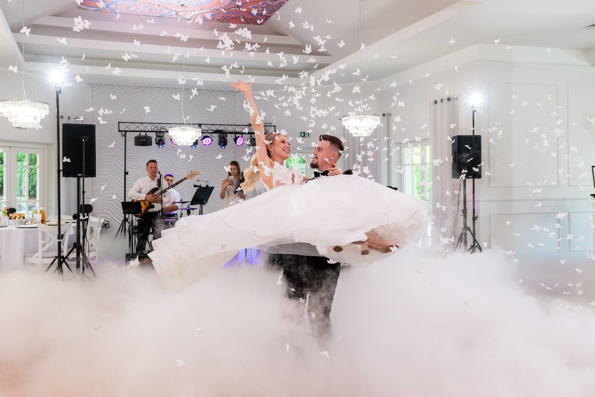 Taniec pary młodej w konfetti, fotografia ślubna Jodłowa