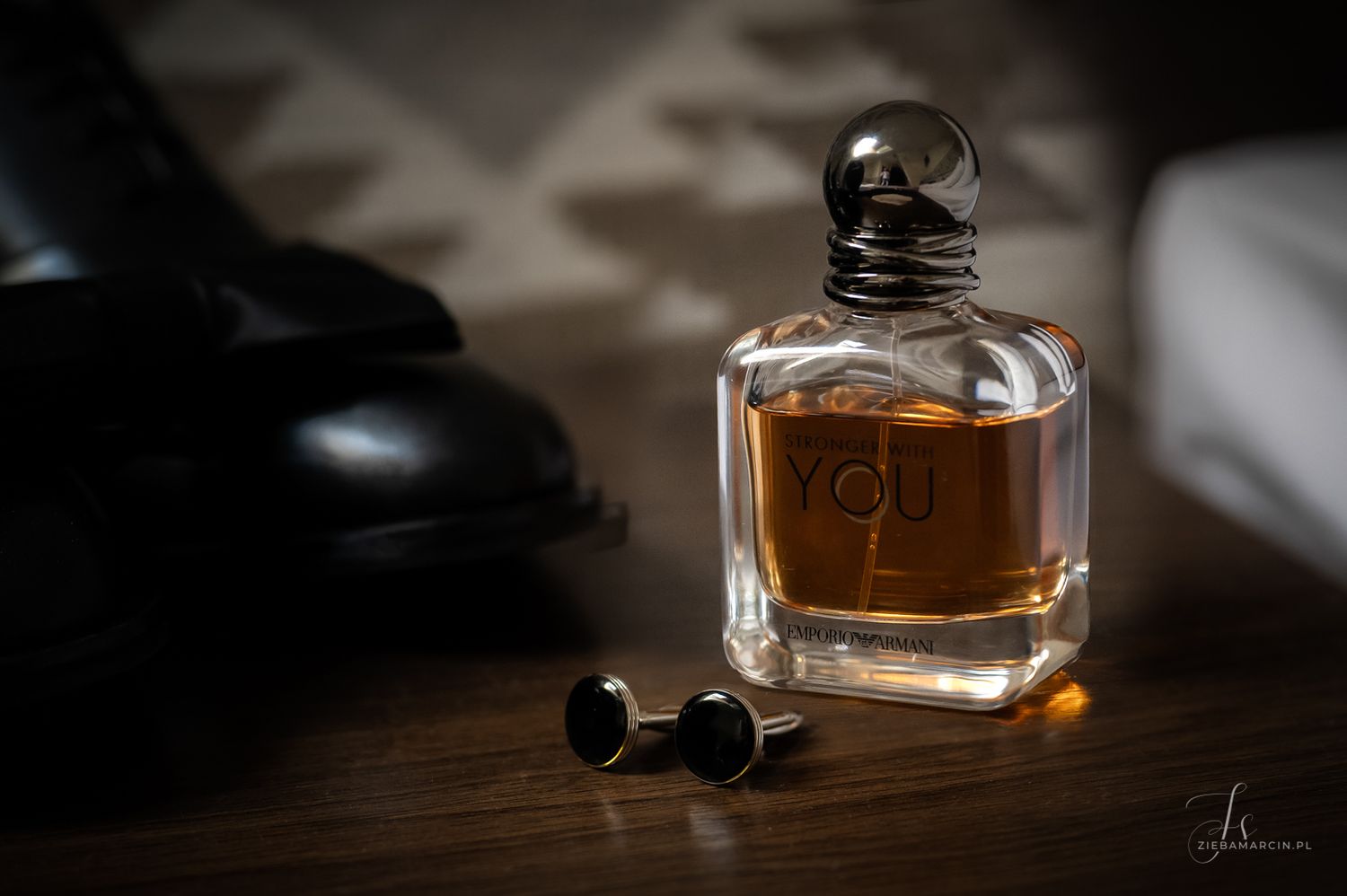 Detale ślubne pana młodego, buty, mucha, perfumy, spinki, subtelna fotografia ślubna Strzyżów