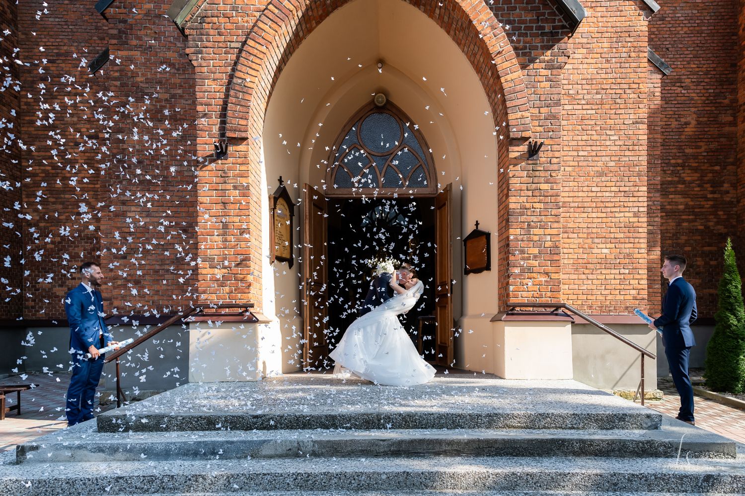 Efektowne wyjście pary młodej z kościoła, fotograf ślubny Przeczyca