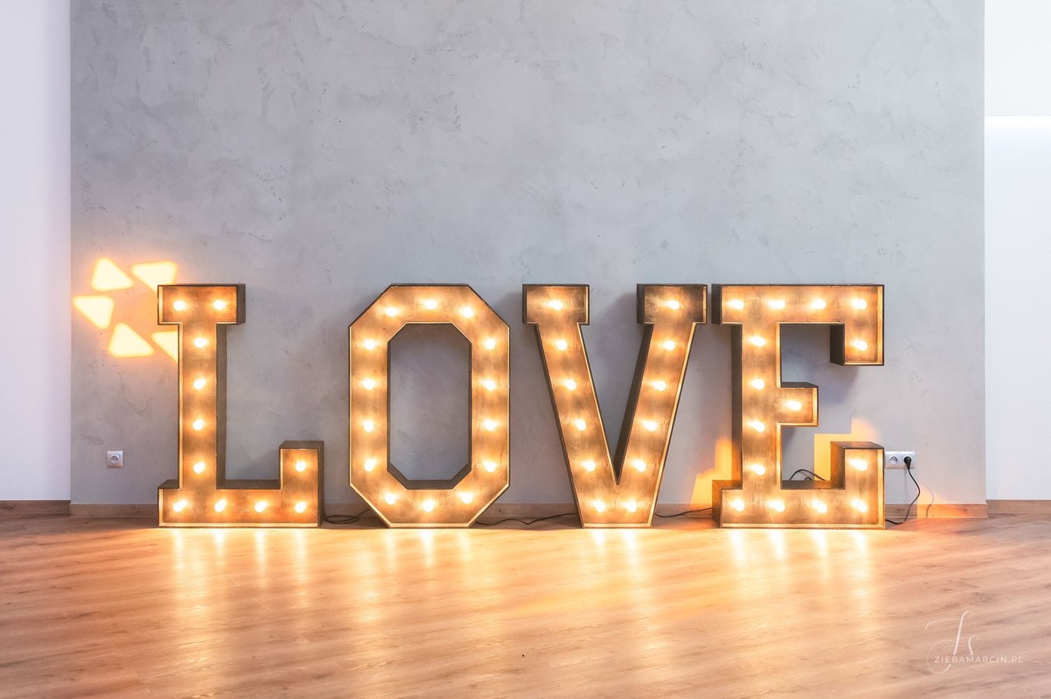 Dekoracja sali weselnej Dwa Serca w Krośnie, naturalne zdjęcia ślubne, rustykalny napis LOVE