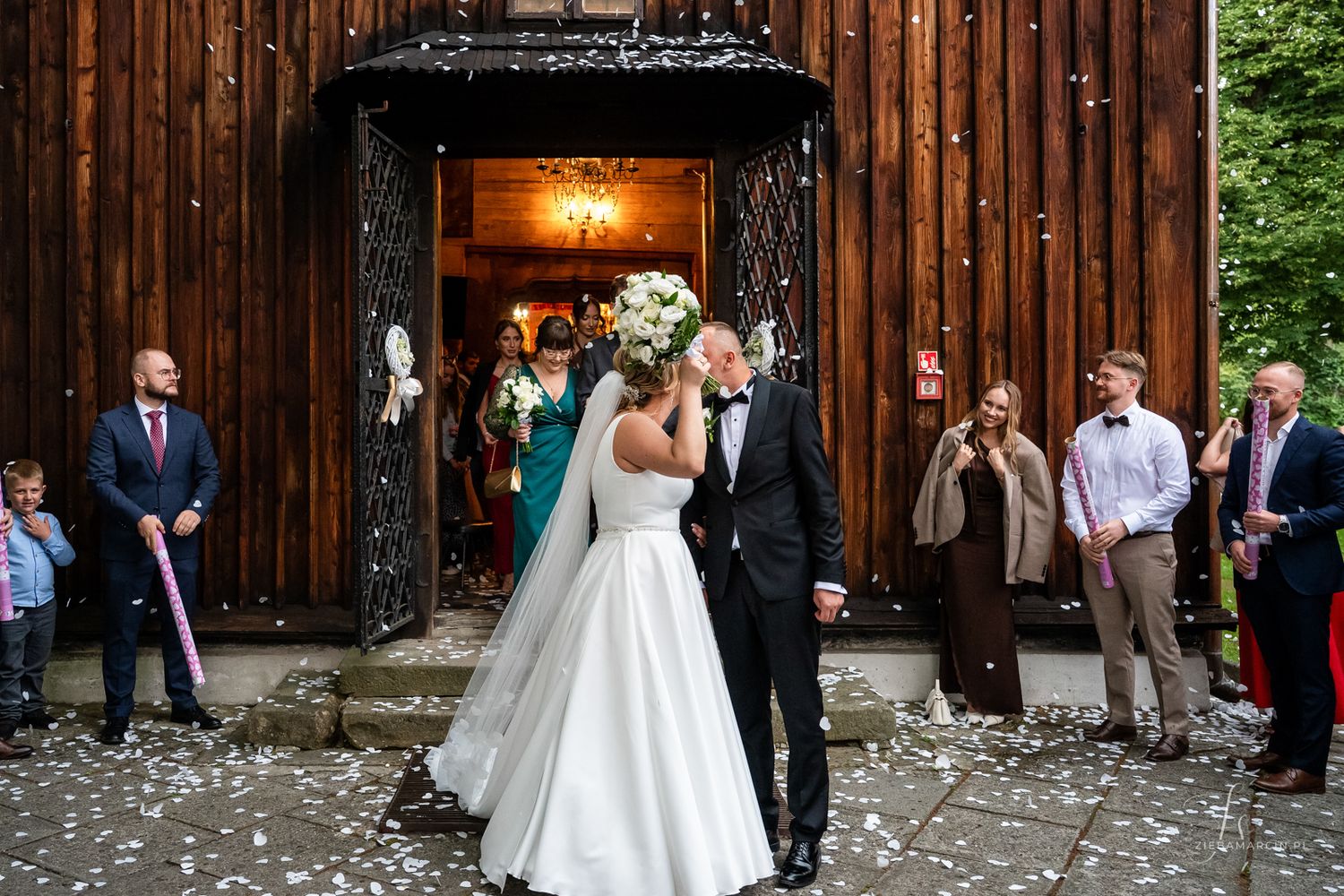 Wyjście pary młodej z kościoła, fotograf ślubny Modlnica