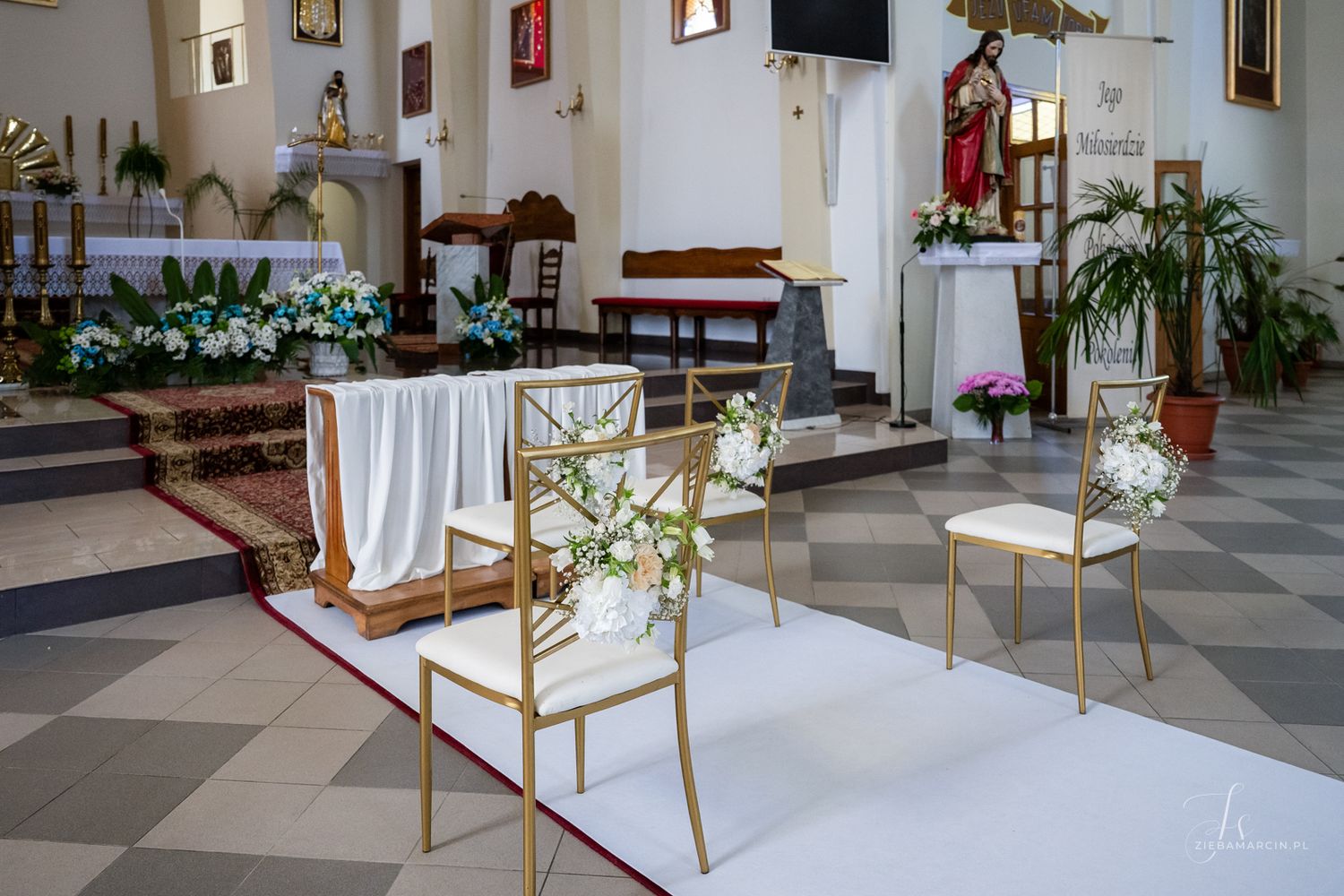 Dekoracje kościoła, za chwilę ślub, fotograf Czermna