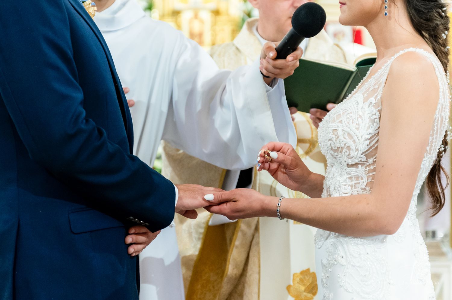 Para młoda zakłada obrączki w kościele, fotograf ślubny Janowice