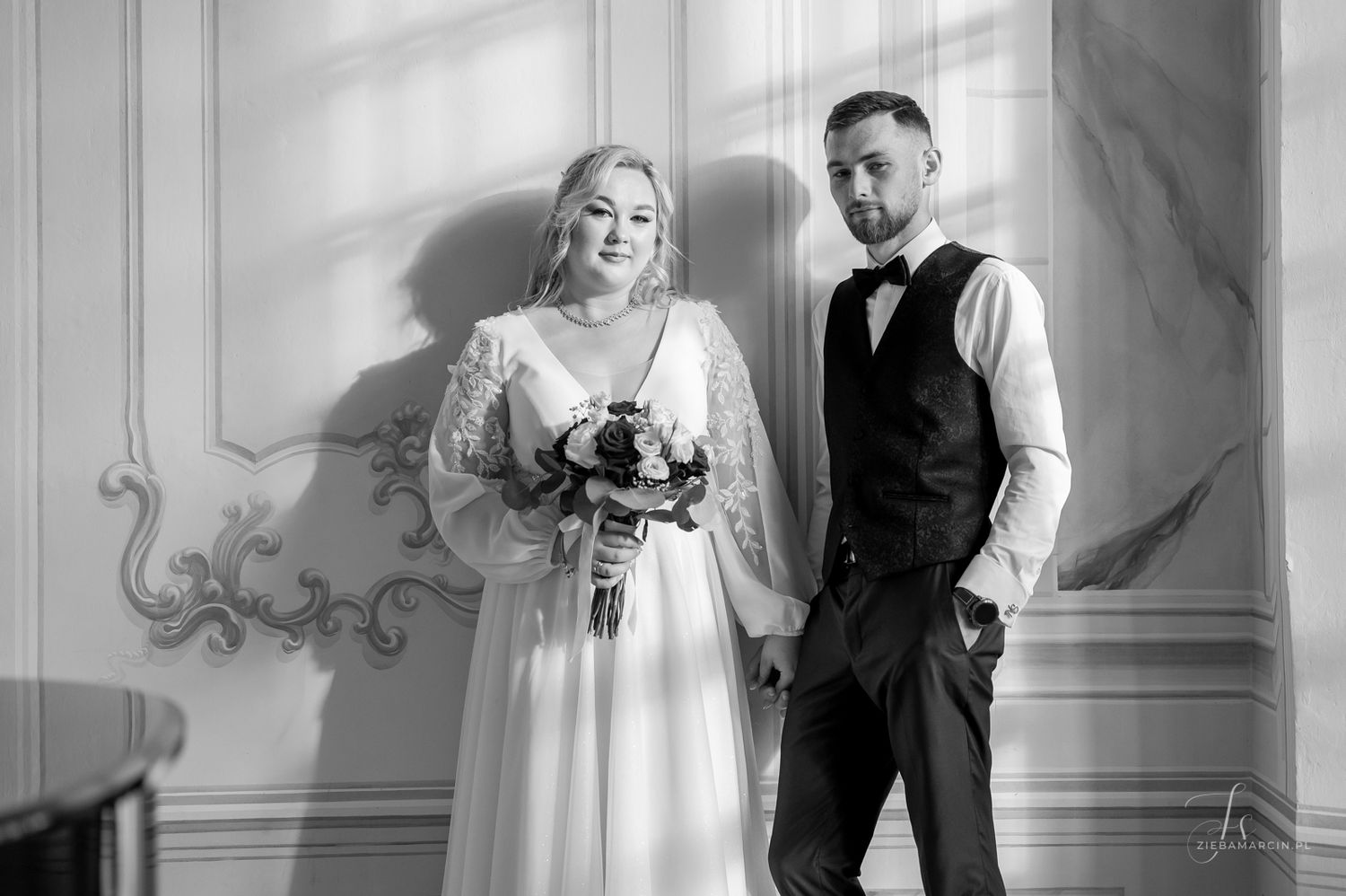 Sesja ślubna we wnętrzach Pałacu, zdjęcia ślubne czarno-białe, fotograf ślubny Tarnobrzeg
