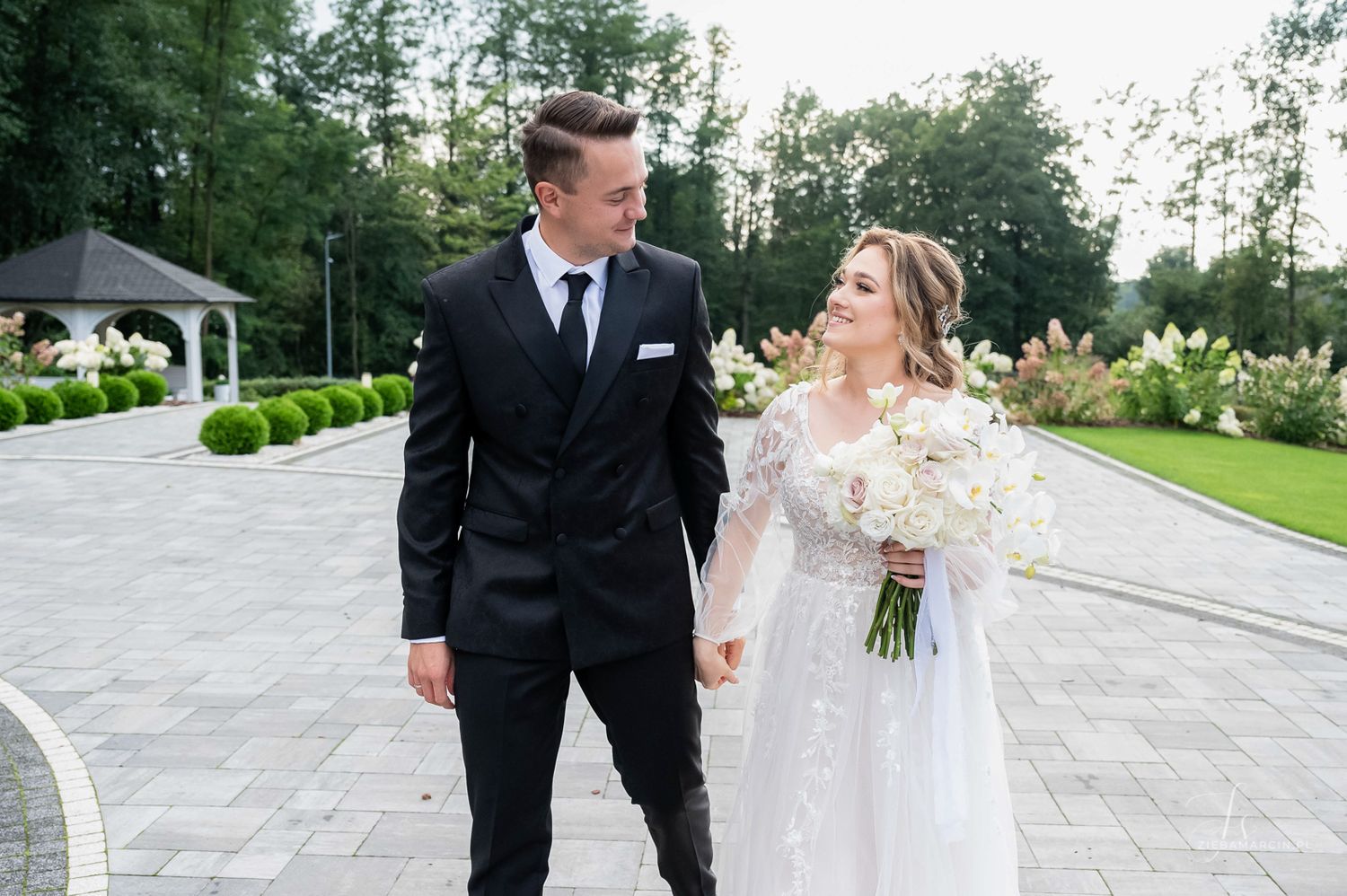 Naturalna mini sesja pary młodej bez pozowania, fotograf ślubny Szarwark