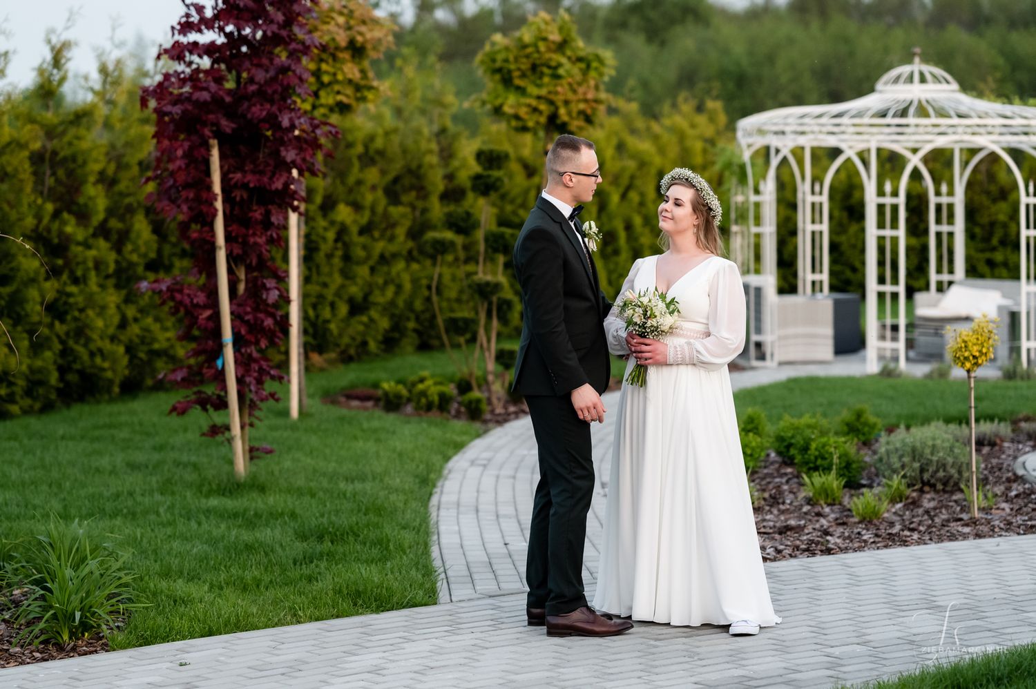 Uśmiechy i przytulenia podczas mini sesji ślubnej, fotograf Grybów