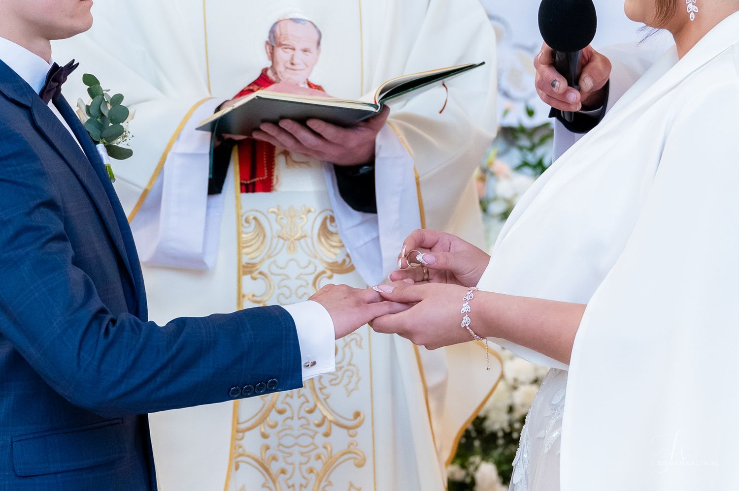 Zbliżenie na obrączki na dłoniach nowożeńców, fotografia ślubna Krosno